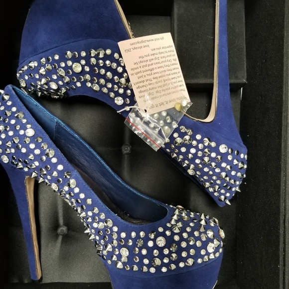 Shoes - Picture 4 of 8